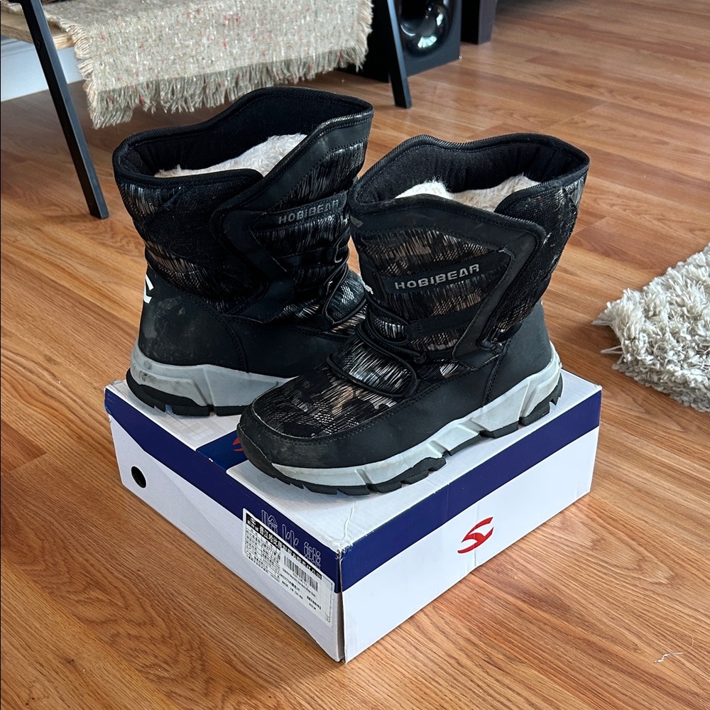 Black Kids snow Winter Boots gently worn